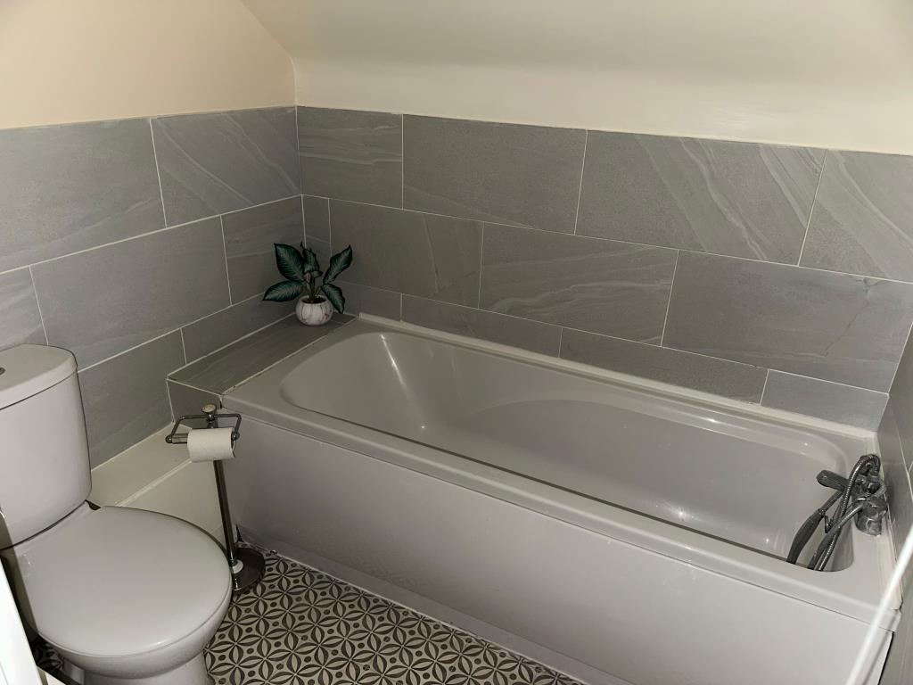 Lot: 18 - TWO-BEDROOM SEMI-DETACHED FOR INVESTMENT - Bathroom